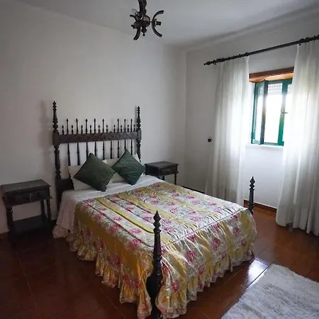Casa Refugio Com Patio Interior Сasa de vacaciones Alcobaça