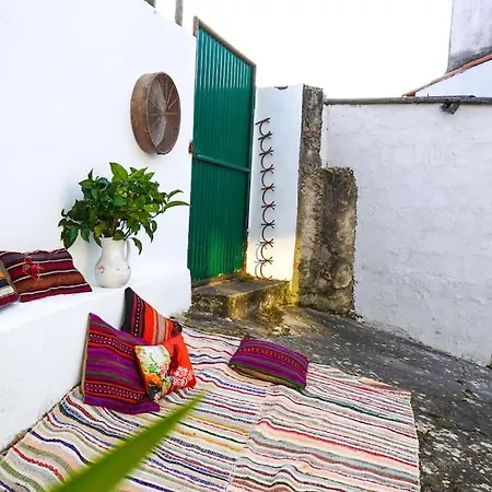 Casa Refugio Com Patio Interior Сasa de vacaciones Alcobaça